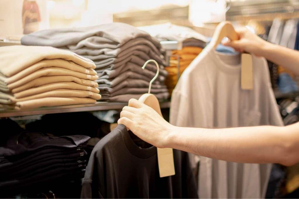 A Guide to Buying Bulk Clothes for Retailers